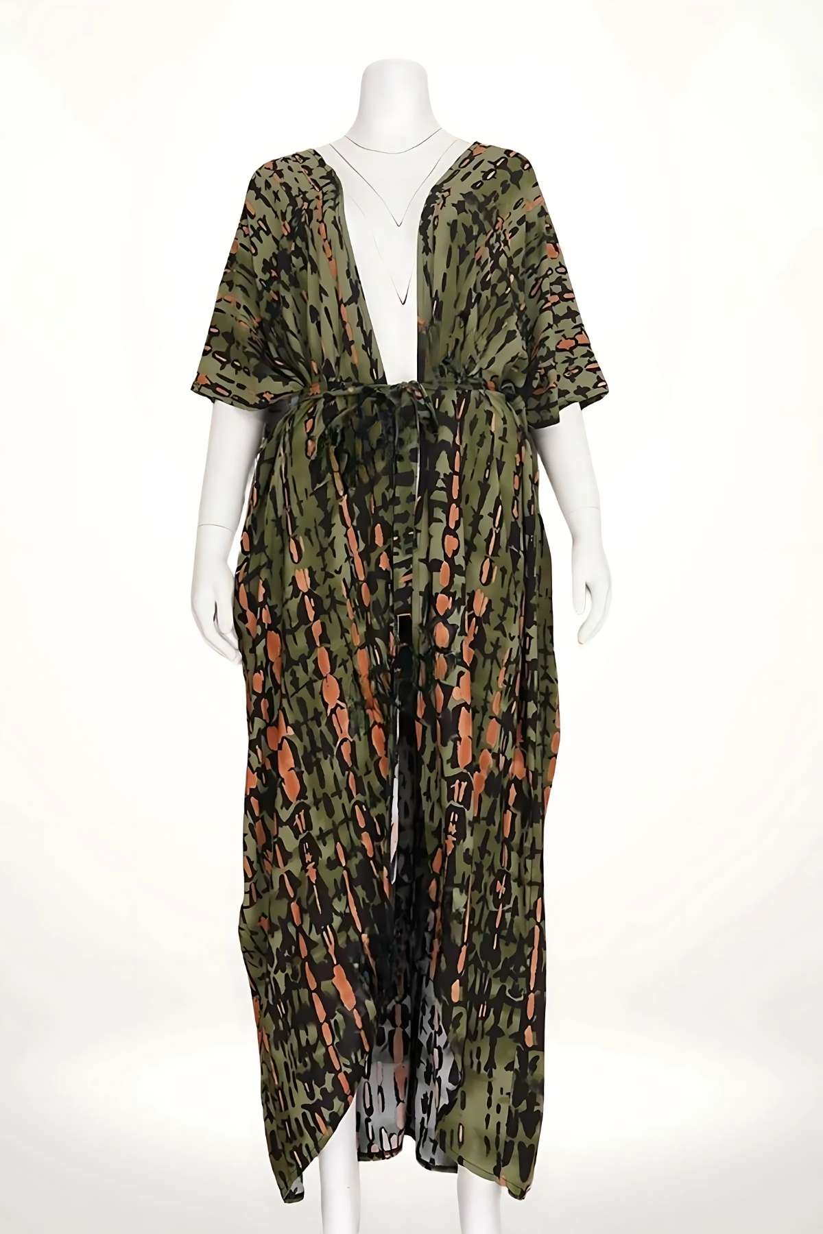 Kimono long en tissu léger, vert avec motifs abstraits orange et noir, drapé élégamment sur un mannequin