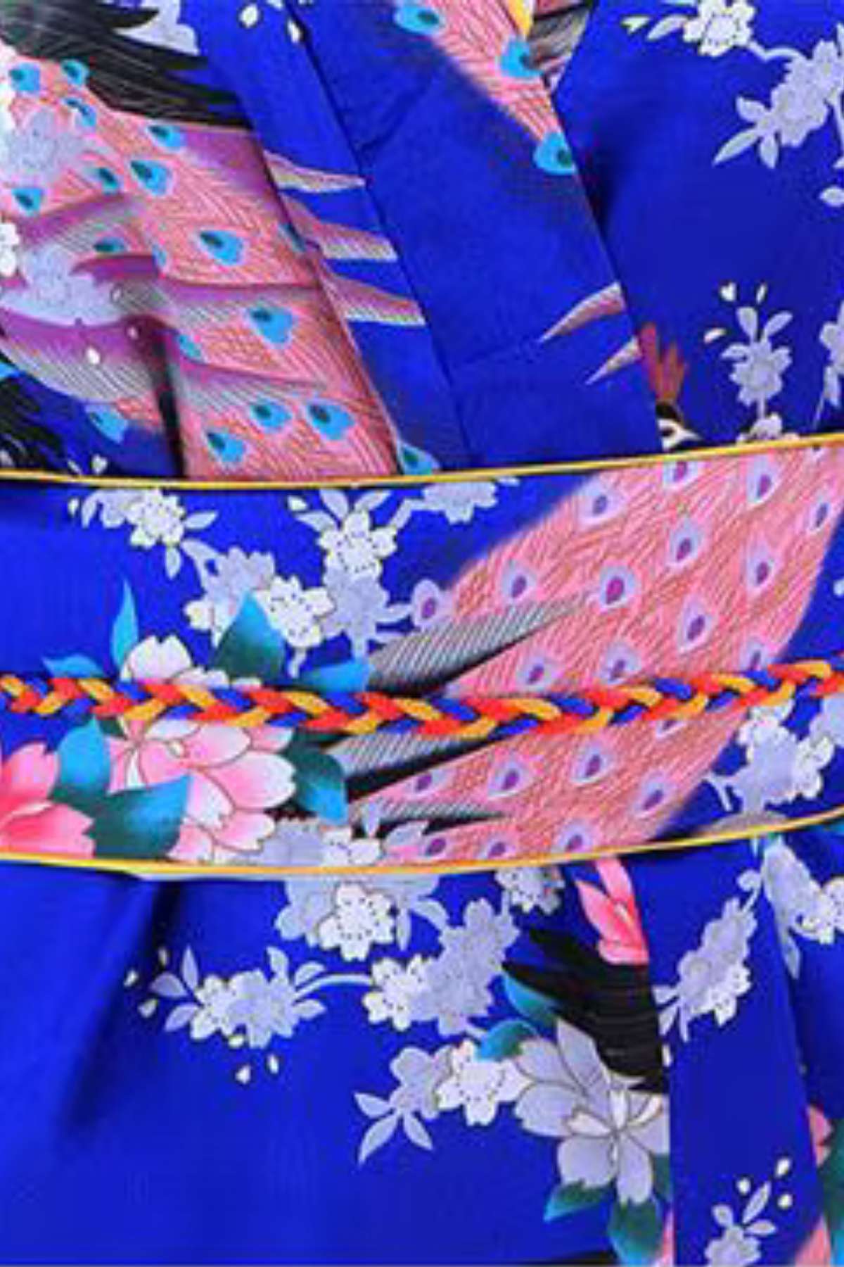 Kimono traditionnel bleu avec motifs floraux colorés et ceinture tressée aux teintes vives