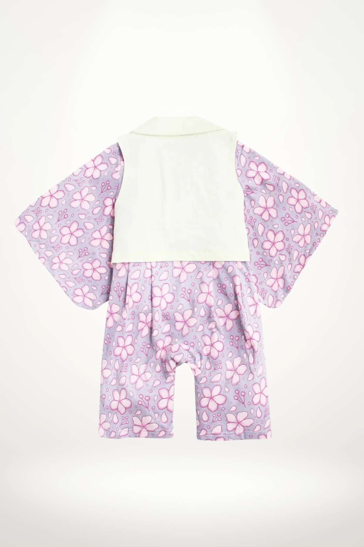 Kimono pour fille en tissu lilas avec motifs floraux roses et manches larges, évoquant douceur et style japonais