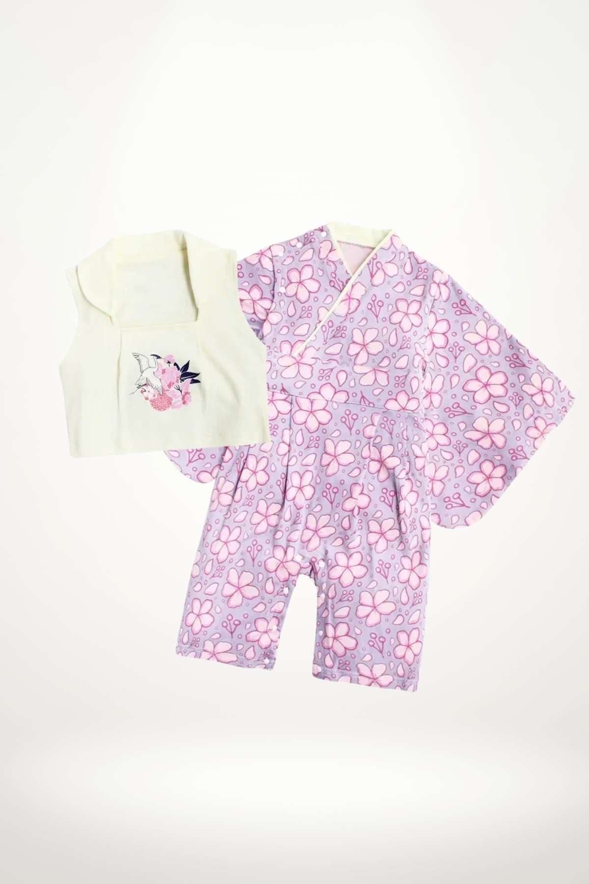 Kimono pour fille en tissu lilas à motifs floraux roses, accompagné d'un gilet blanc brodé