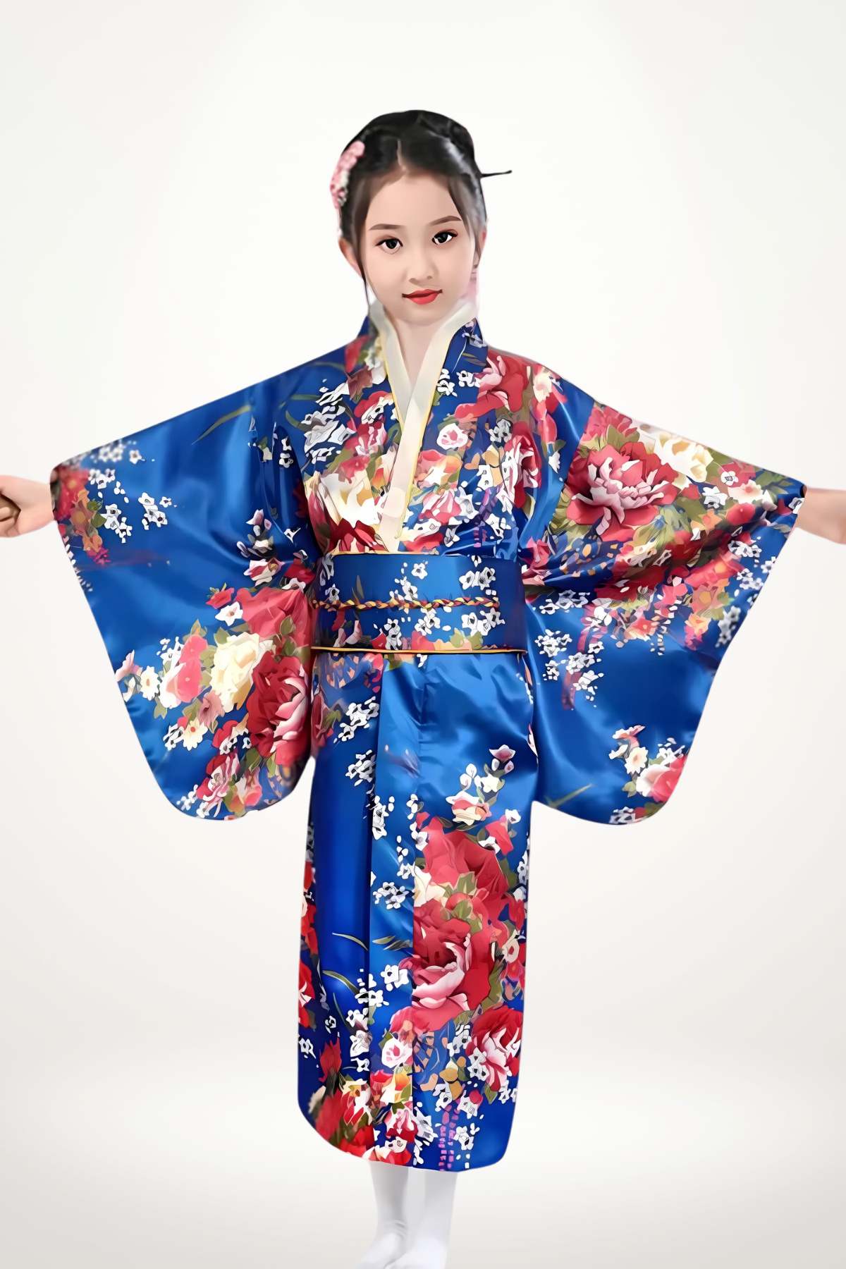 Une fillette porte un kimono bleu orné de fleurs roses et blanches, avec des manches larges et élégantes