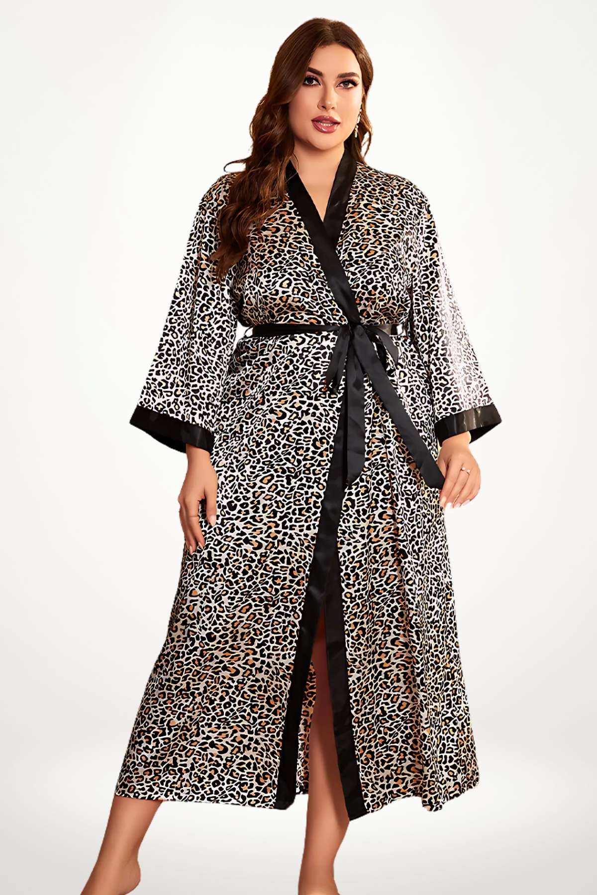 Kimono fluide en tissu léger avec motifs léopard noir et beige, ceinture noire, manches larges et décolleté élégant