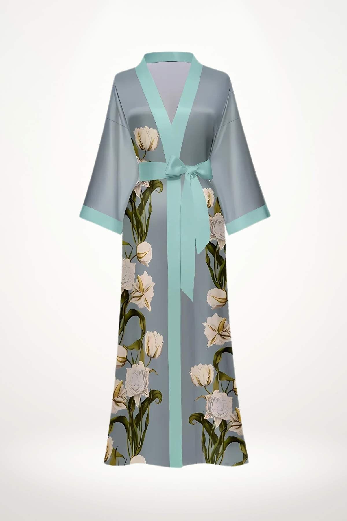 Kimono long en satin bleu clair avec motifs floraux et ceinture en satin vert d'eau, évoquant élégance et légèreté