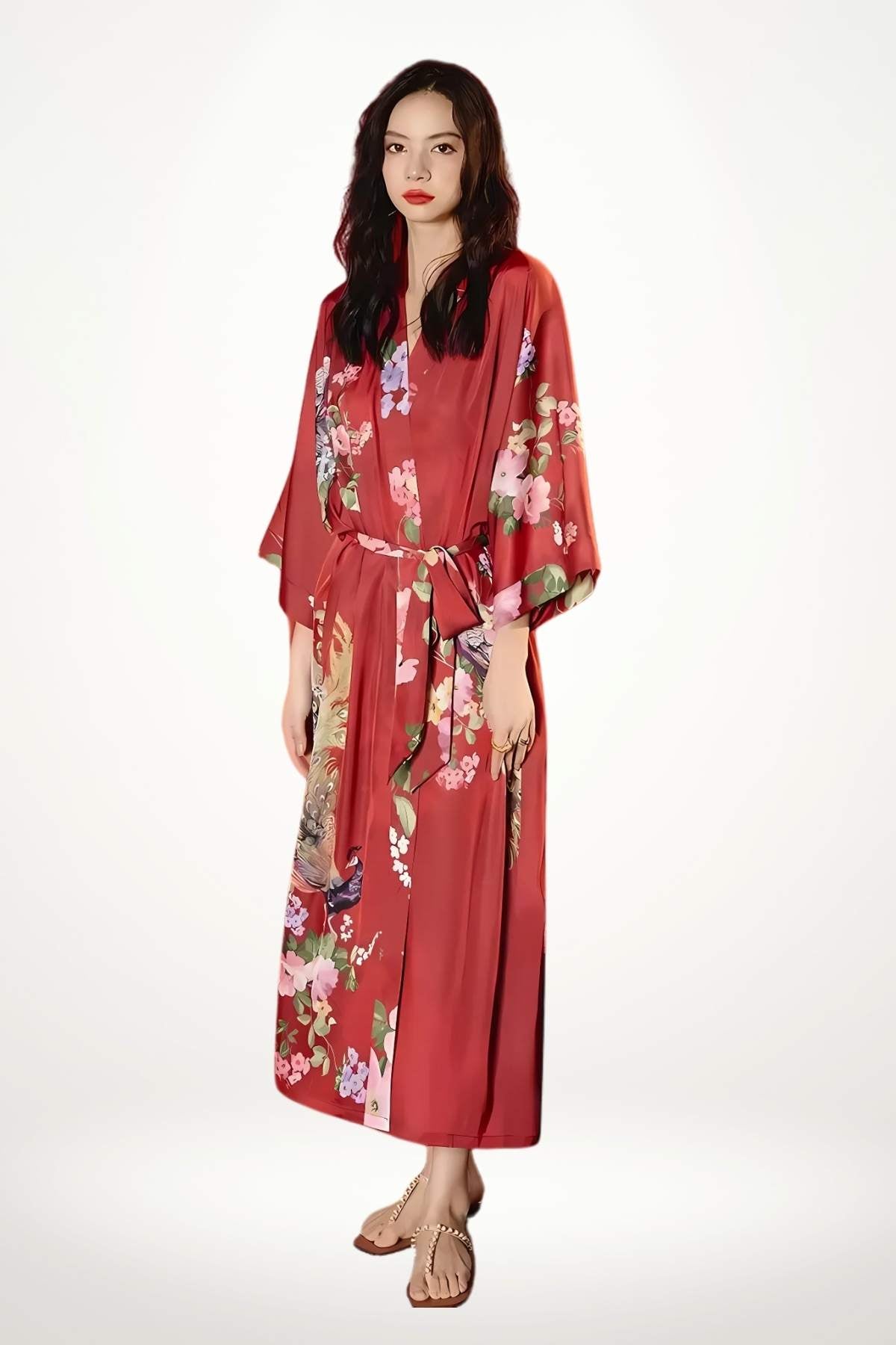 Kimono long femme nuit bordeaux à motifs paons et fleurs, satin luxueux pour une allure sophistiquée et envoûtante.