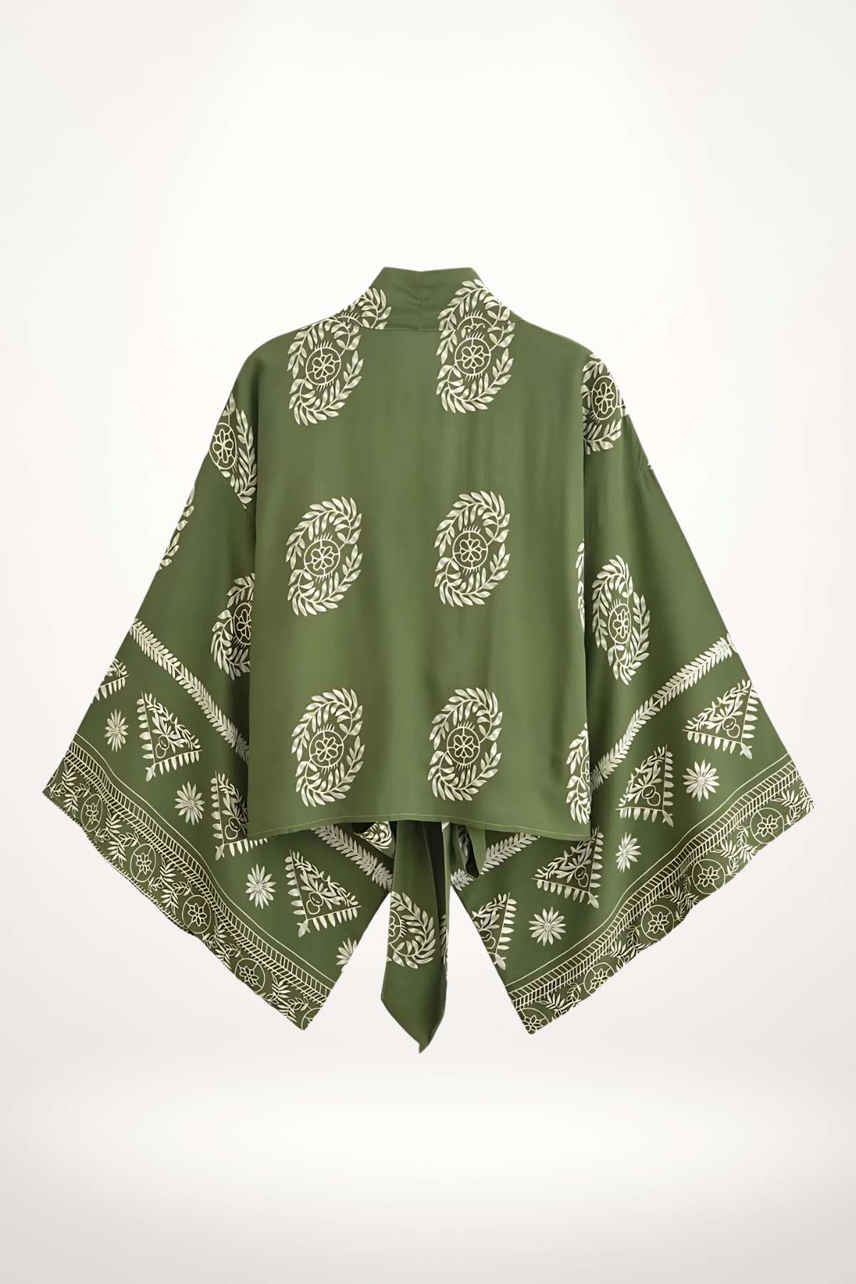 Kimono à manches courtes en tissu vert olive avec motifs floraux blancs et bordure décorative