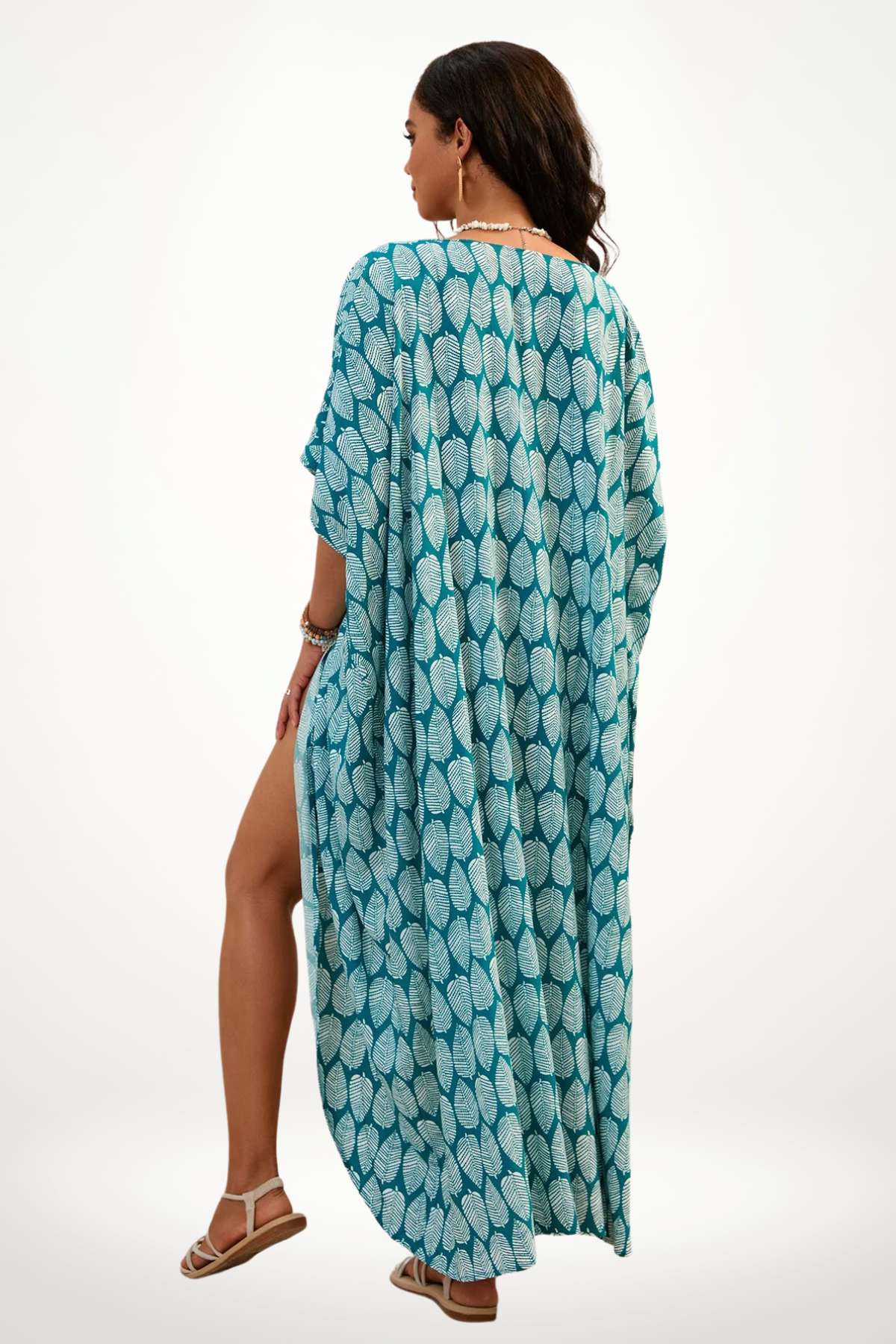 Kimono plage femme bleu ciel à motif feuilles blanches, fluide et ceinturé, coupe longue élégante pour l’été