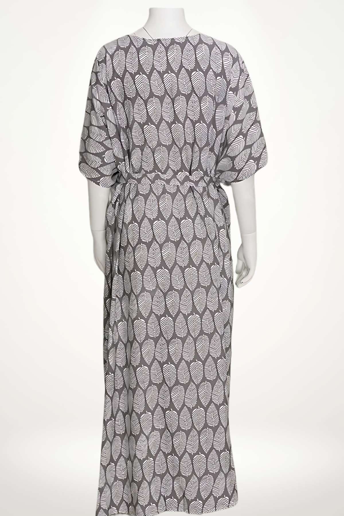 Kimono plage femme gris à imprimé feuilles blanches, coupe longue fluide, esprit bohème chic pour l’été