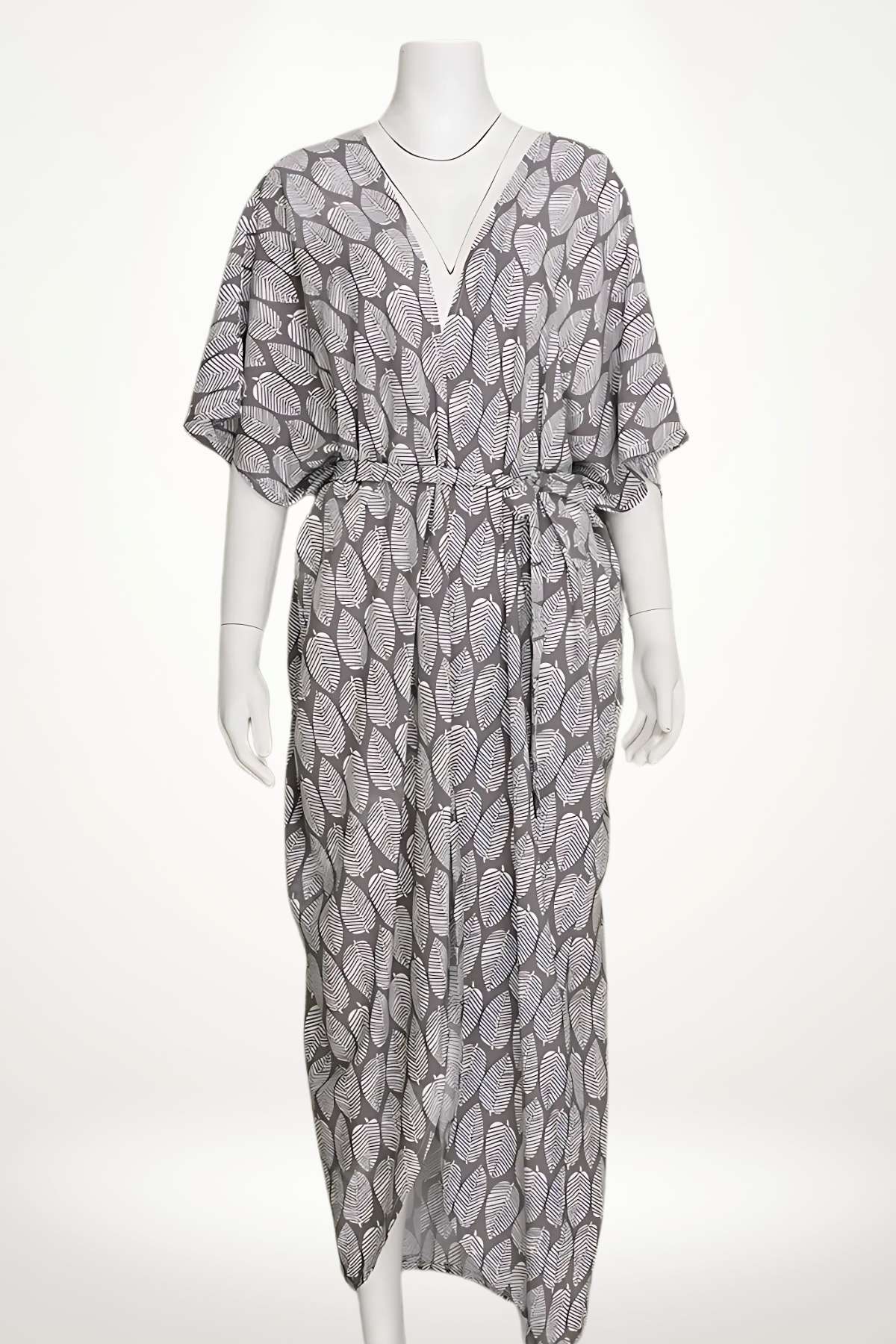 Kimono plage femme gris à imprimé feuilles blanches, coupe longue fluide, esprit bohème chic pour l’été