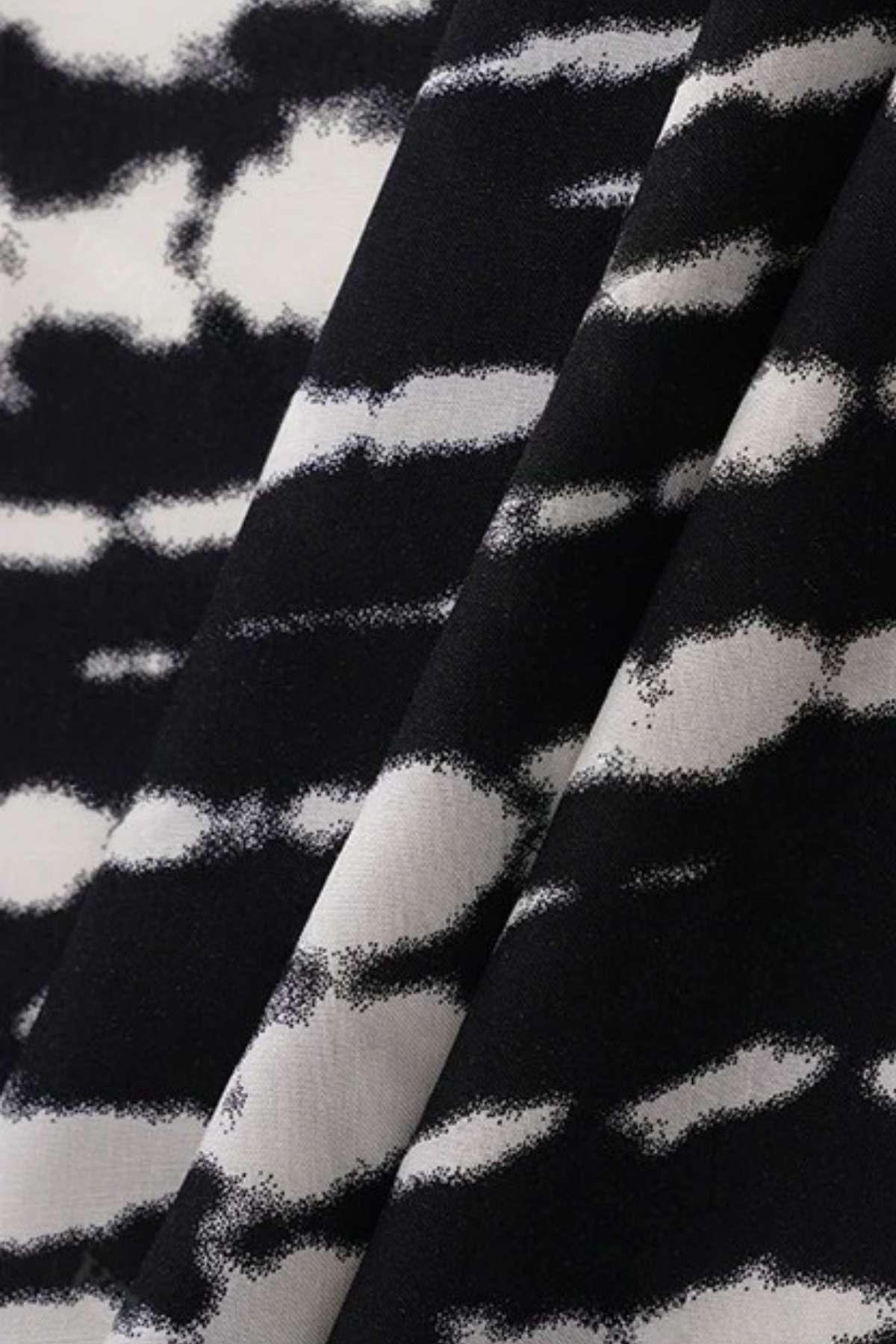 Tissu de kimono avec motifs nuageux en noir et blanc, texture légère et aérienne, idéal pour la plage