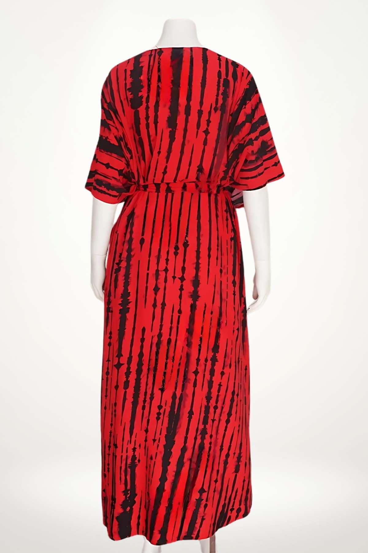 Kimono long en tissu léger, rouge avec des motifs noirs, à manches larges et ceinture à la taille