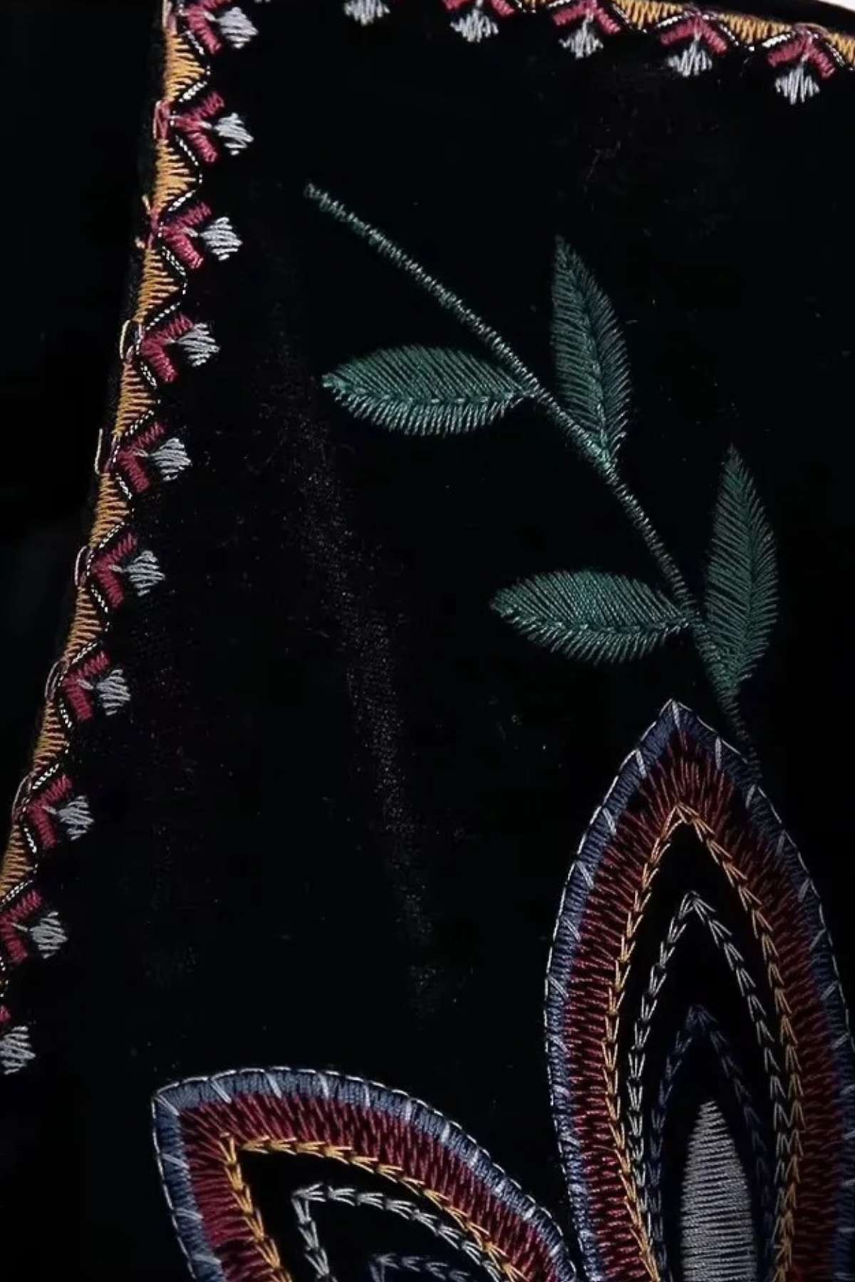 Kimono femme en velours noir brodé de motifs floraux multicolores, manches longues et finition satinée.