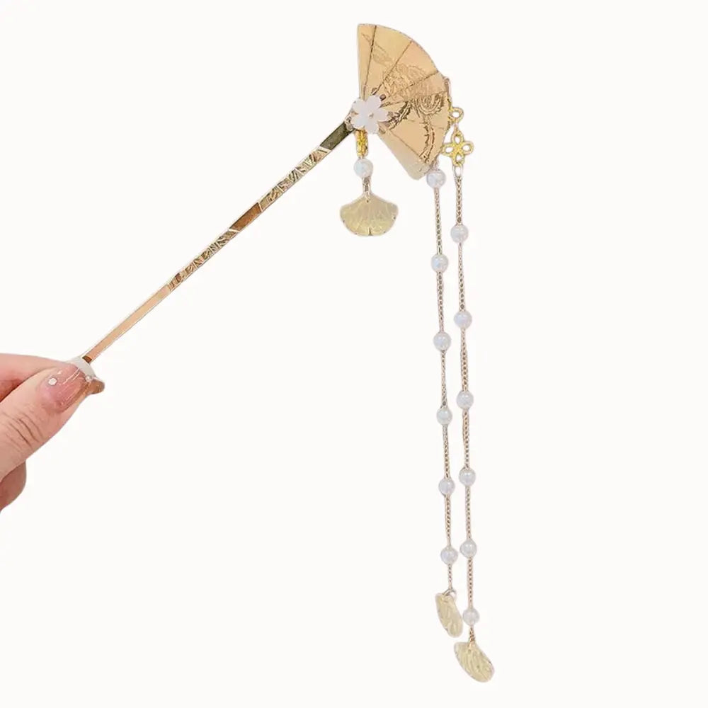 Ornement de cheveux doré en éventail avec chaînes et perles.