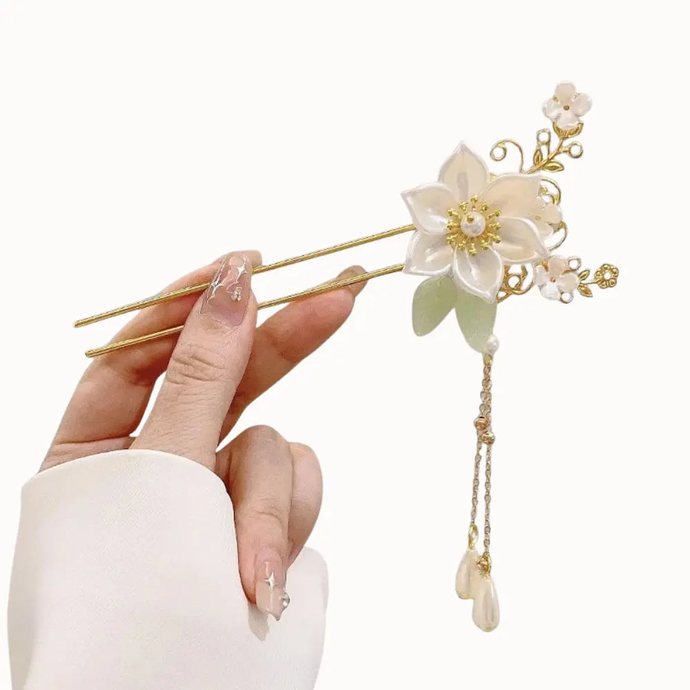 Ornement de cheveux à fleur de lotus blanche.