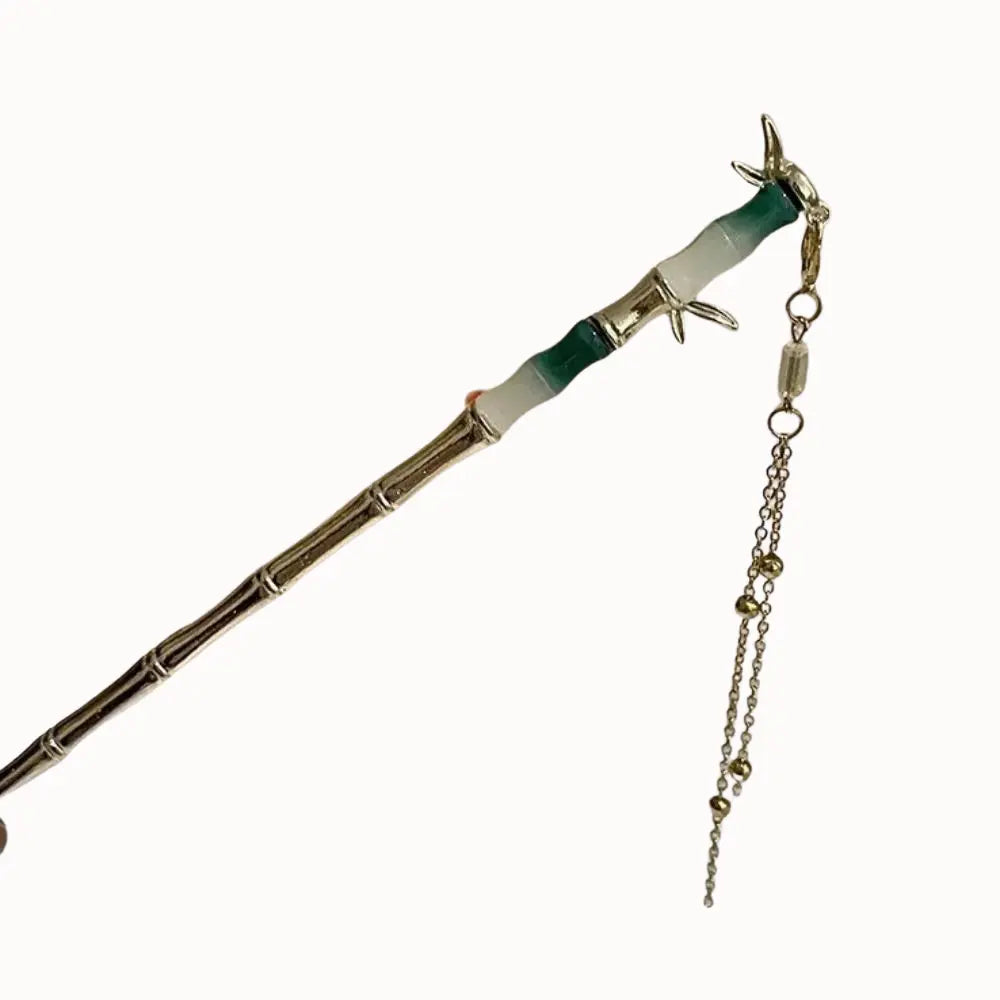 Peigne à cheveux avec motif bambou et chaîne pendante.