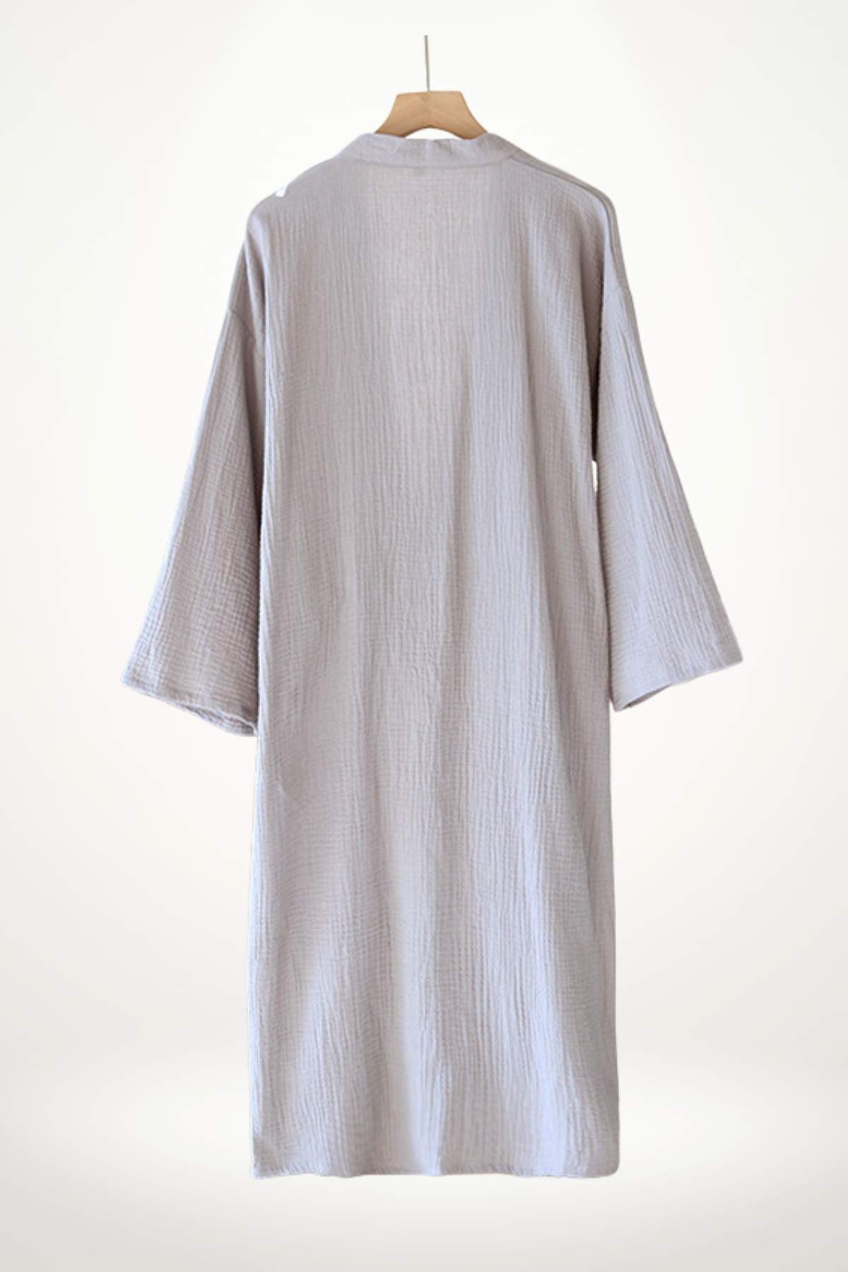 Peignoir kimono femme en tissu doux, couleur gris clair, avec des manches larges et un design texturé
