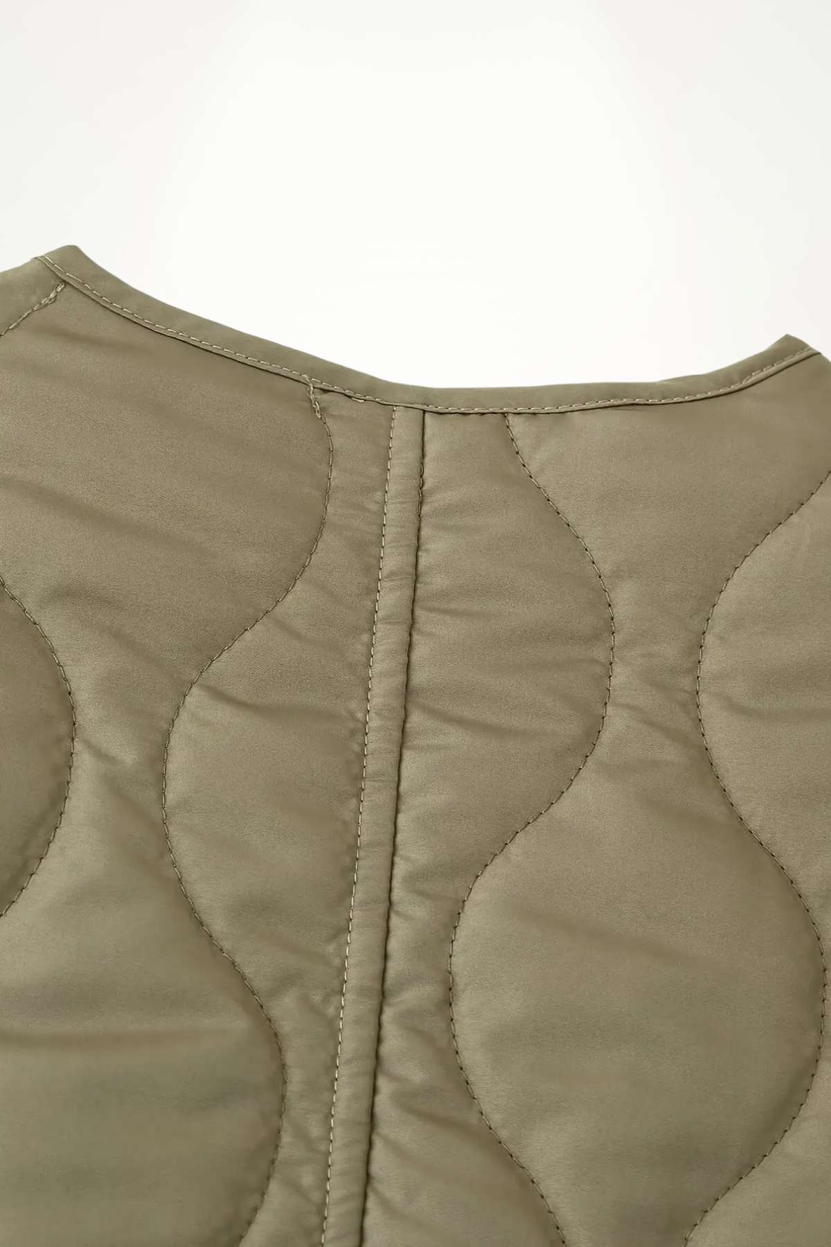 Veste kimono matelassée hiver kaki en polyester avec matelassage ondulé et bouton-pressions ton sur ton.