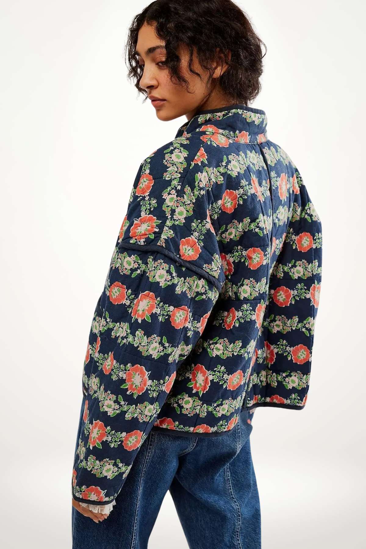 Veste kimono matelassée bleu marine motif floral corail et vert, coupe droite col mao, style cocooning douillet en coton tissé