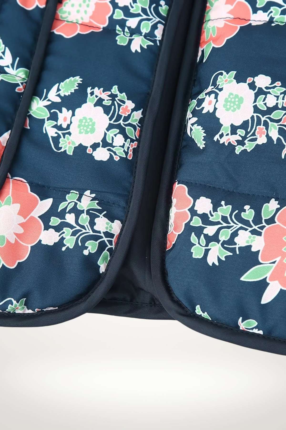 Veste kimono matelassée bleu marine motif floral corail et vert, coupe droite col mao, style cocooning douillet en coton tissé