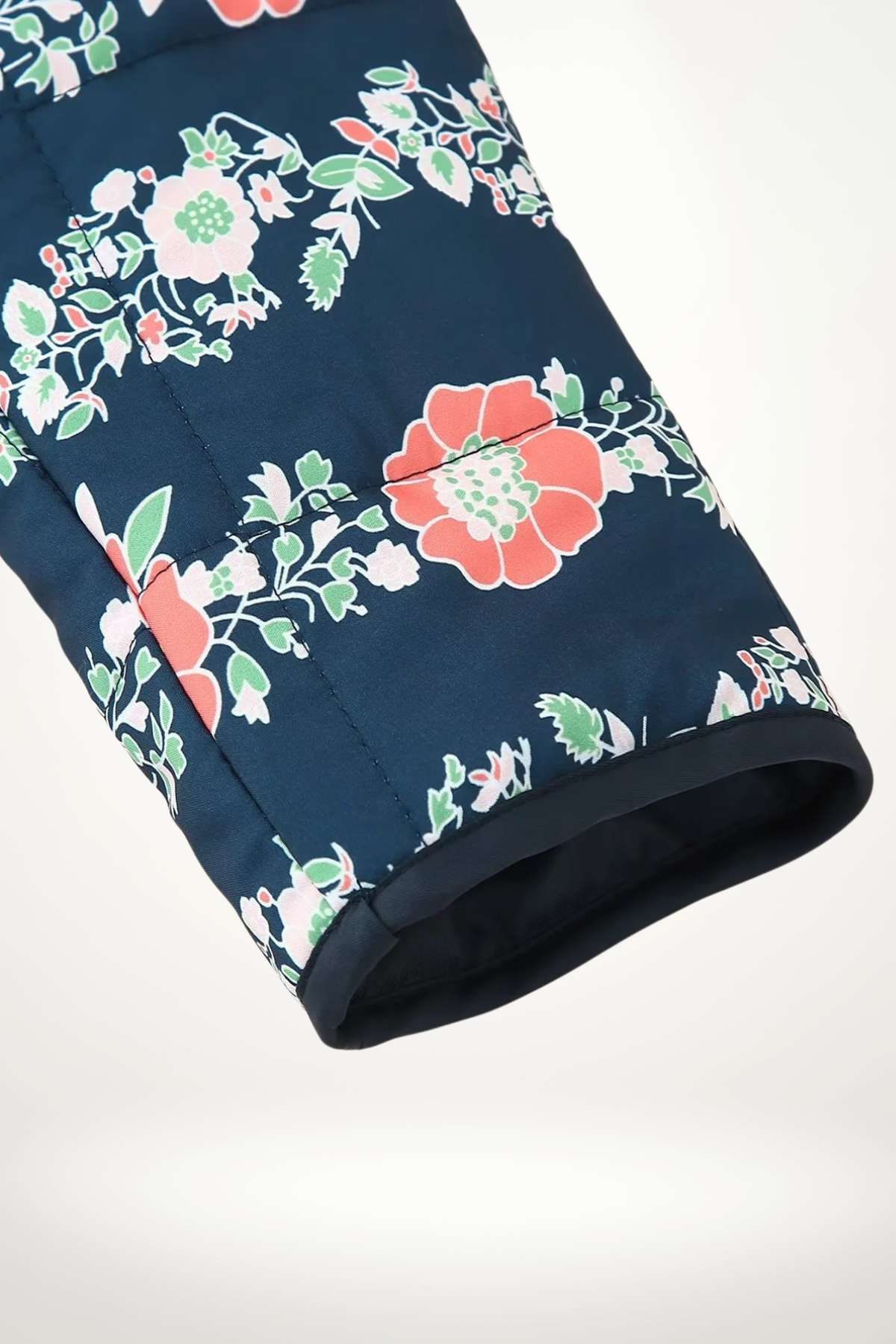 Veste kimono matelassée bleu marine motif floral corail et vert, coupe droite col mao, style cocooning douillet en coton tissé