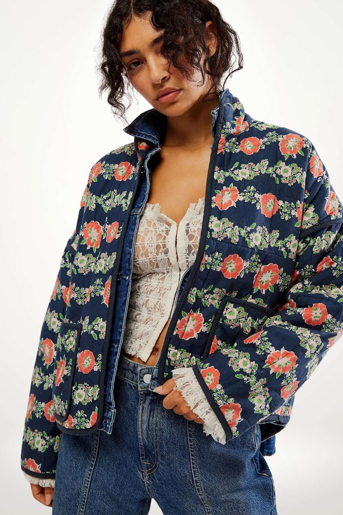 Veste kimono matelassée bleu marine motif floral corail et vert, coupe droite col mao, style cocooning douillet en coton tissé