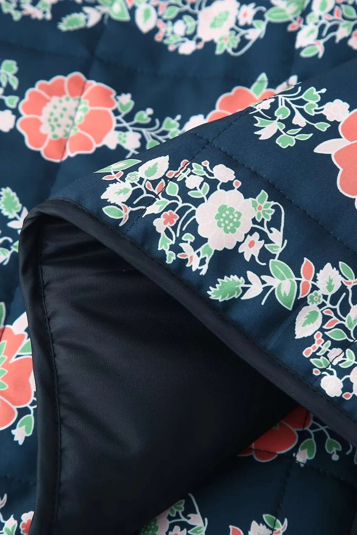 Veste kimono matelassée bleu marine motif floral corail et vert, coupe droite col mao, style cocooning douillet en coton tissé avec détail des doublures