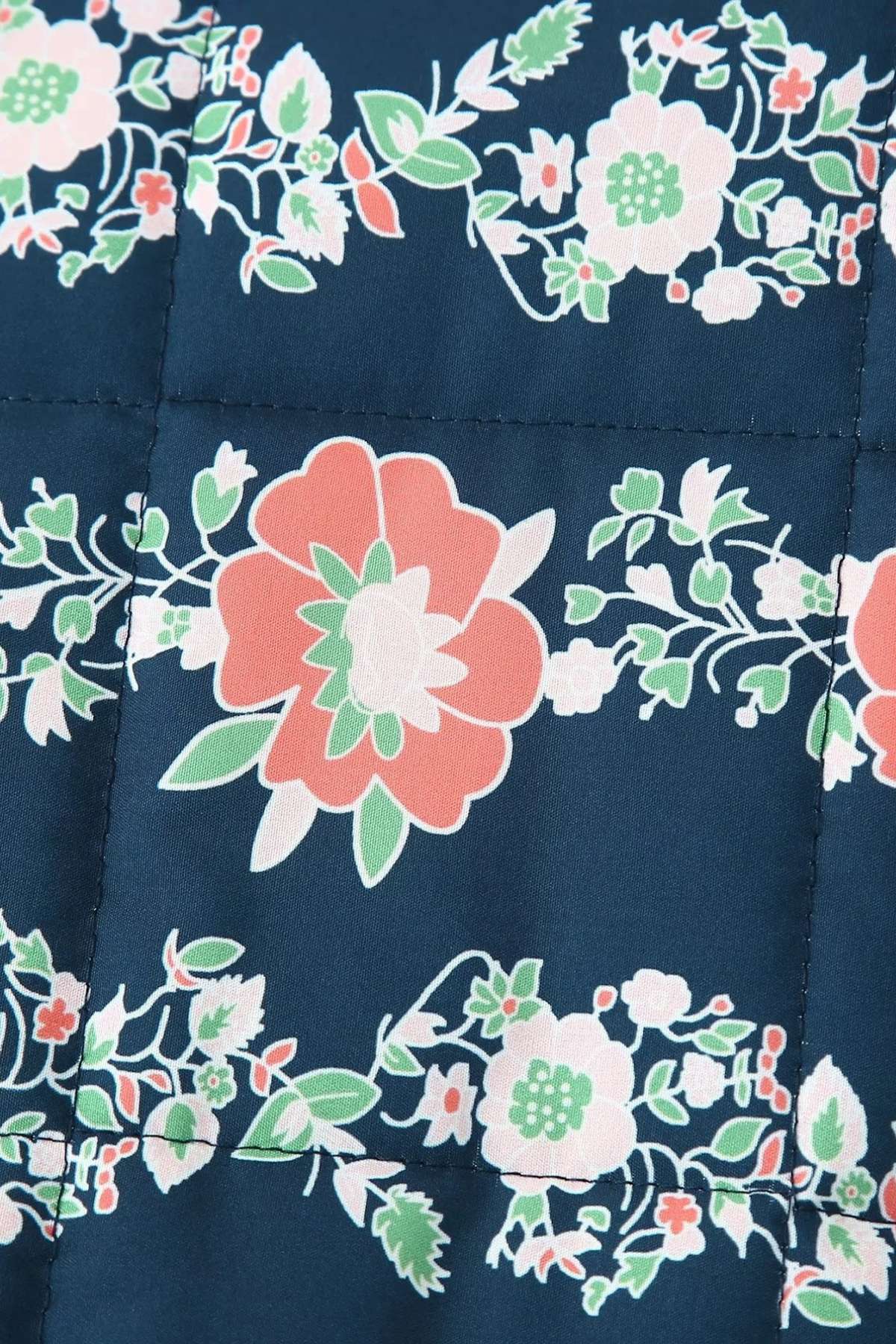 Veste kimono matelassée bleu marine motif floral corail et vert, coupe droite col mao, style cocooning douillet en coton tissé