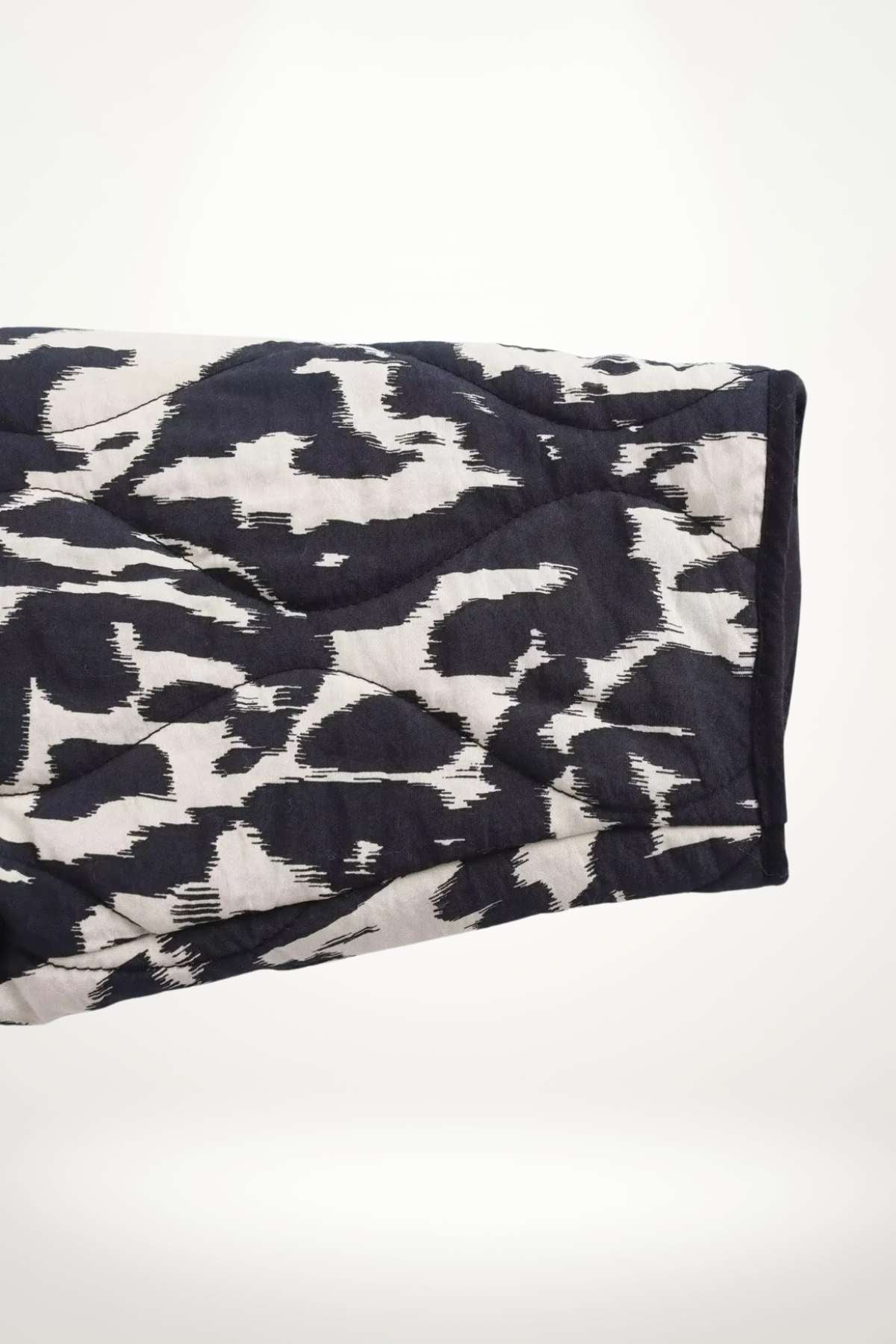 Veste kimono femme noire imprimé animalier abstrait noir et blanc, matelassage léger, doublure satinée, poches plaquées et pressions.