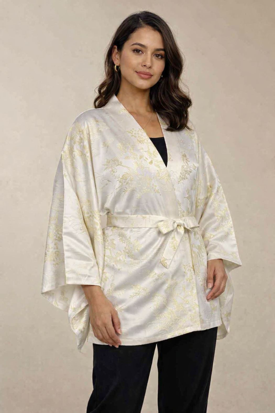 Femme portant un yukata blanc avec des motifs dorés, dans un décor neutre et lumineux