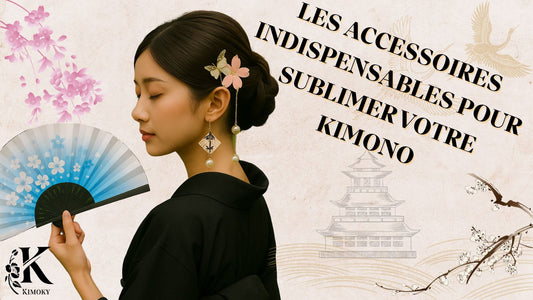 jeune femme portant un kimono noir, avec un éventail bleu et une broche à cheveux baguette