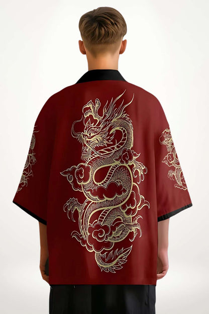Blazer kimono rouge avec motifs dorés de dragon et nuages, porté par un homme vu de dos