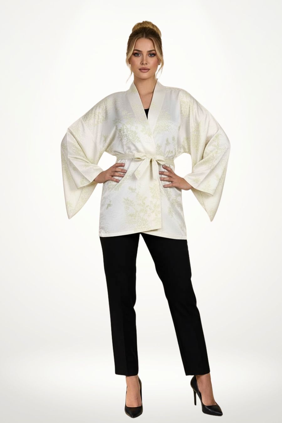 Femme portant un kimono blanc satiné avec motifs dorés, ceinturé, sur fond décoratif clair