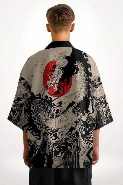 Un homme porte un kimono noir avec des motifs de dragon et un soleil rouge, sur fond blanc