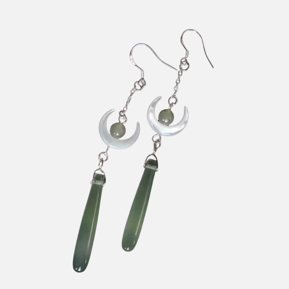Boucles d'oreilles en jade avec des croissants de lune en nacre, créant une harmonie délicate et un style japonais élégant.
