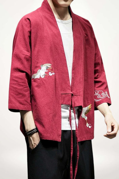 Blazer kimono rouge avec motifs d'oiseaux brodés, porté par un homme en t-shirt blanc et pantalon noir