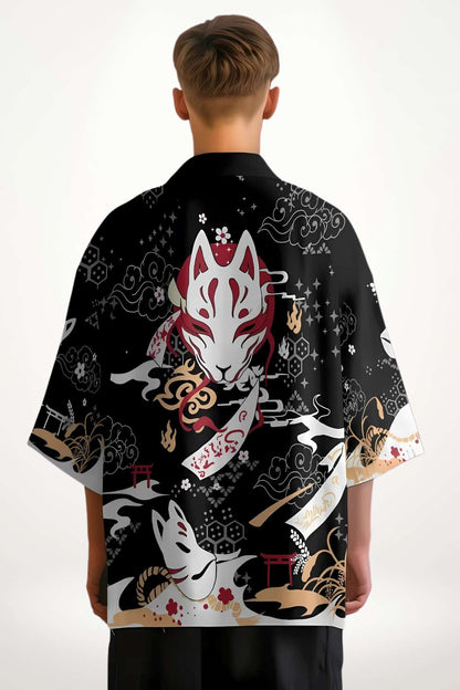 Chemise kimono noire ornée de motifs rouges et dorés, représentant un renard et des éléments japonais traditionnels