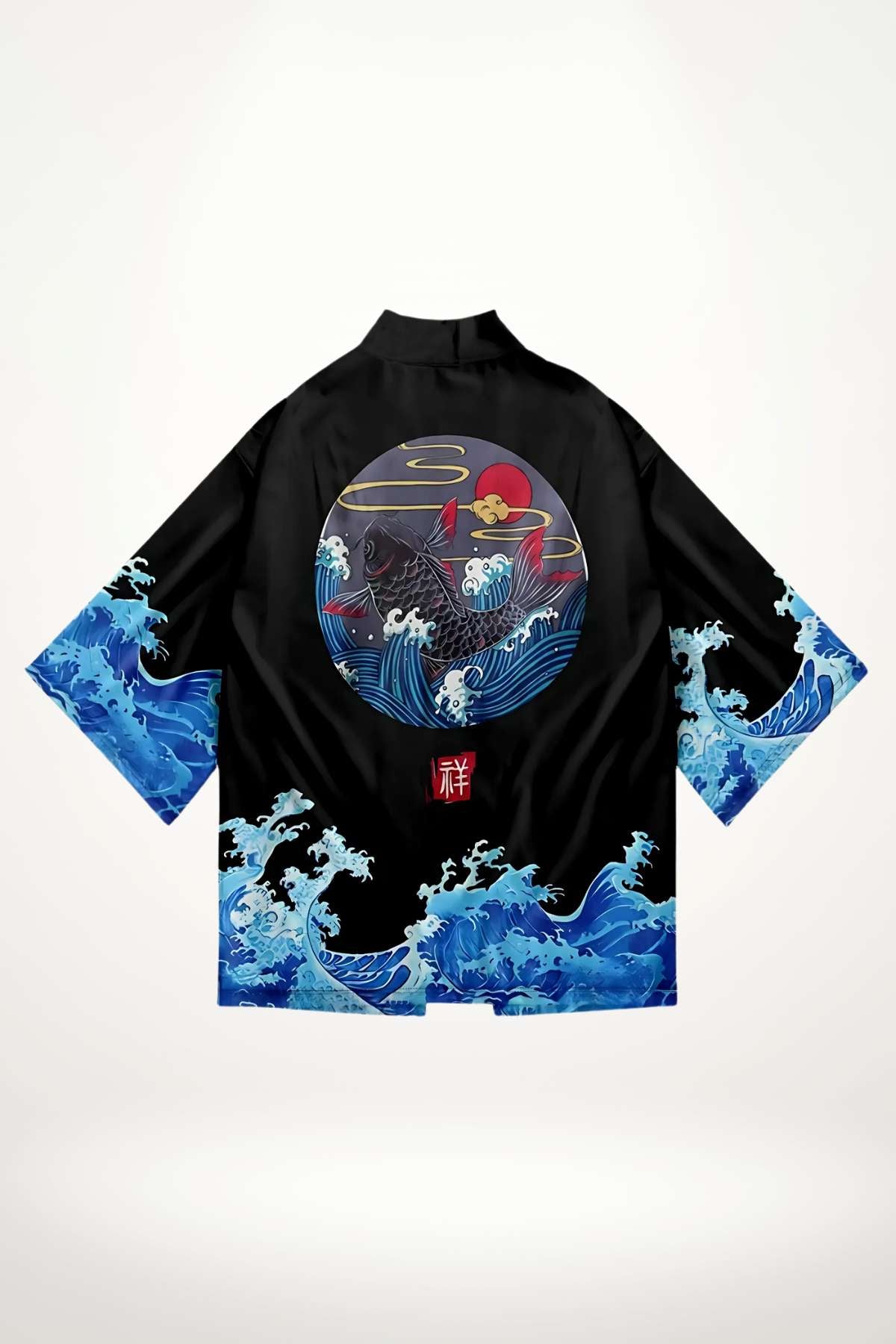 Chemise kimono noire avec motifs de vagues bleues et un poisson, décorée d'un soleil rouge et de nuages