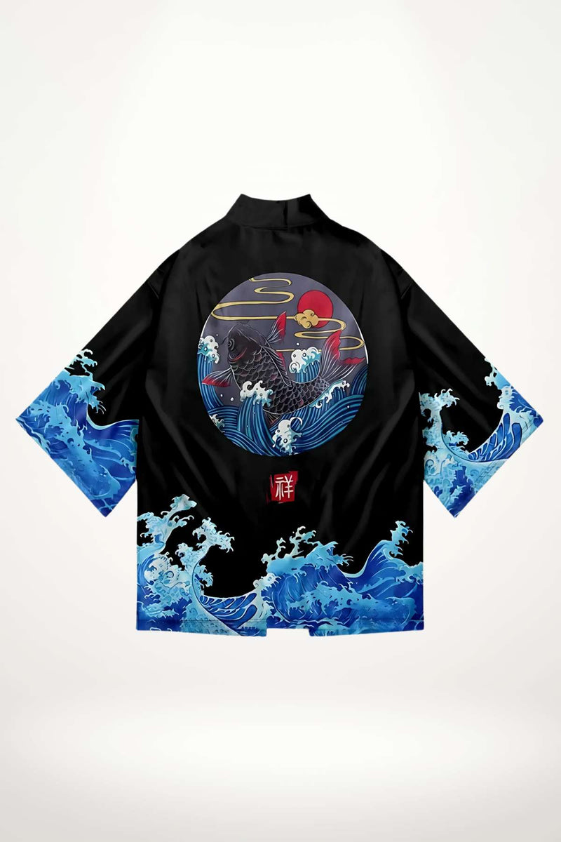 Chemise kimono noire avec motifs de vagues bleues et un poisson, décorée d'un soleil rouge et de nuages