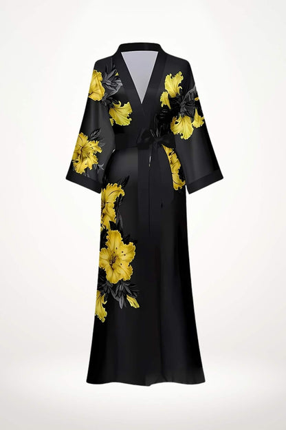 Kimono long noir avec motifs floraux jaunes, ceinture assortie et manches larges, évoquant l'élégance et le confort