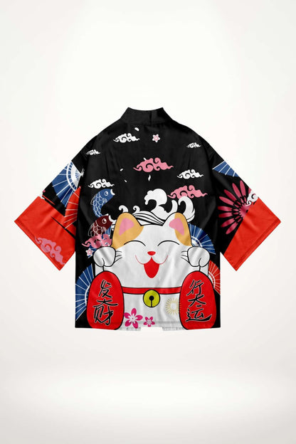 Kimono noir à motifs colorés de nuages et un chat porte-bonheur souriant sur le dos