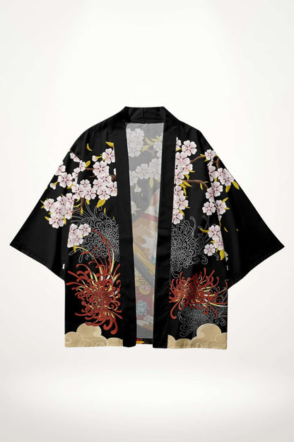 Kimono moderne en satin noir orné de fleurs roses et motifs rouges, avec une coupe ample et élégante