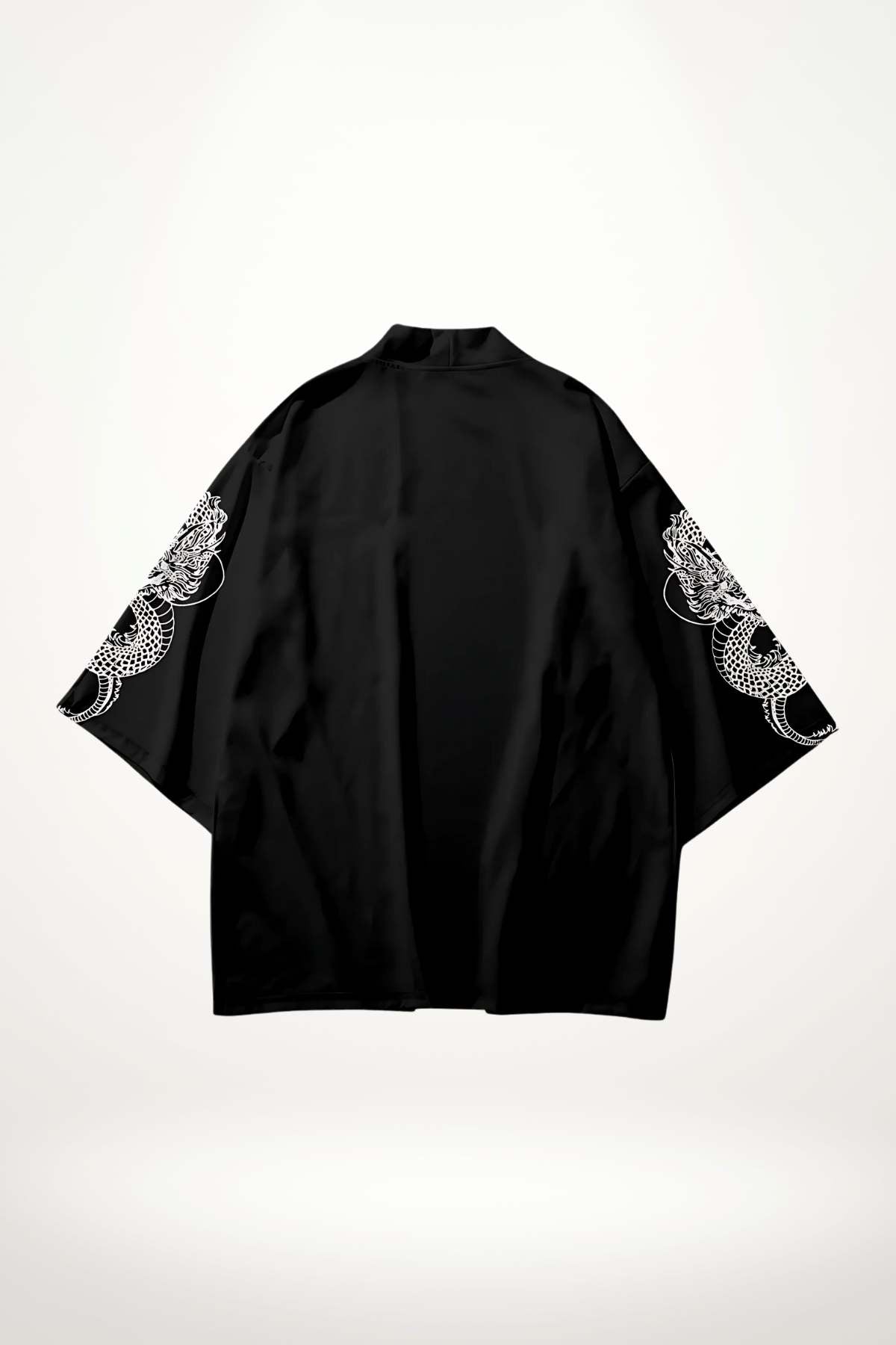 Kimono noir en satin avec motifs blancs sur les manches, style moderne et urbain
