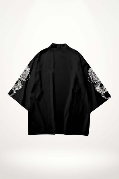 Kimono noir en satin avec motifs blancs sur les manches, style moderne et urbain