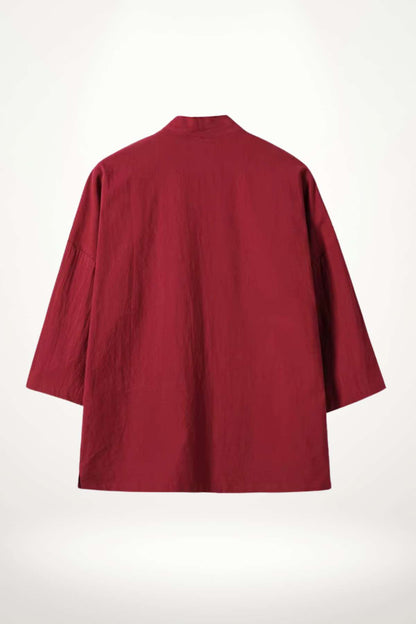 Vêtement en tissu rouge, coupe ample avec manches larges, style moderne inspiré du kimono traditionnel