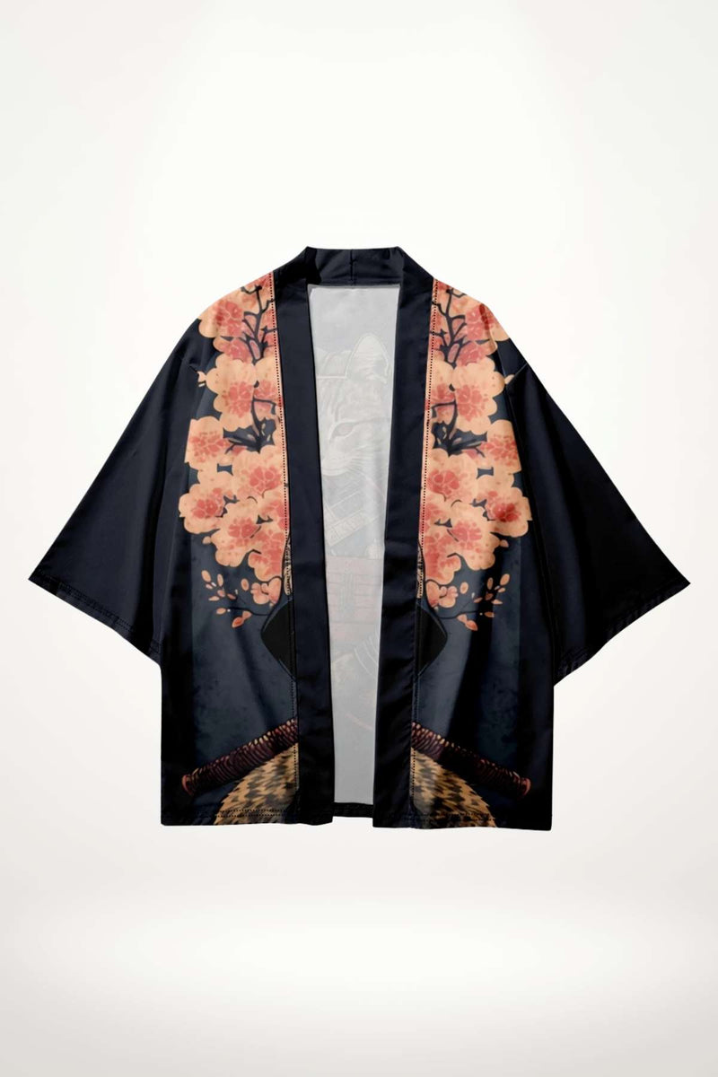 Kimono noir en satin avec motifs floraux roses et détails dorés, style japonais moderne et tendance