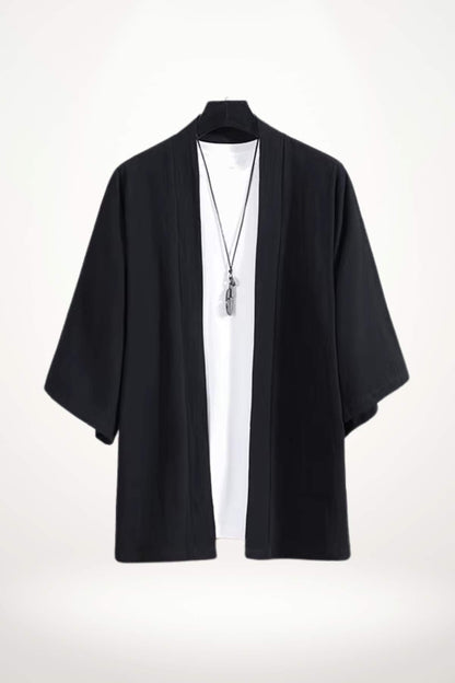 Kimono japonais noir élégant avec des manches larges, porté sur un t-shirt blanc, suspendu sur un cintre