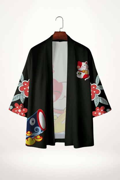 Kimono noir avec motifs floraux rouges et illustrations de chats, suspendu sur un cintre