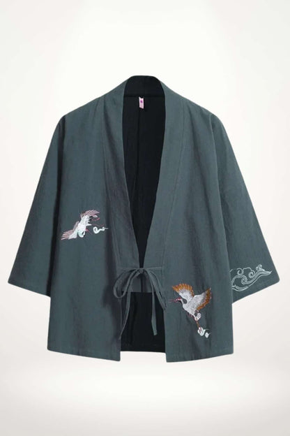 Kimono pour homme en tissu gris foncé, avec broderies de grues et motifs nuage en blanc