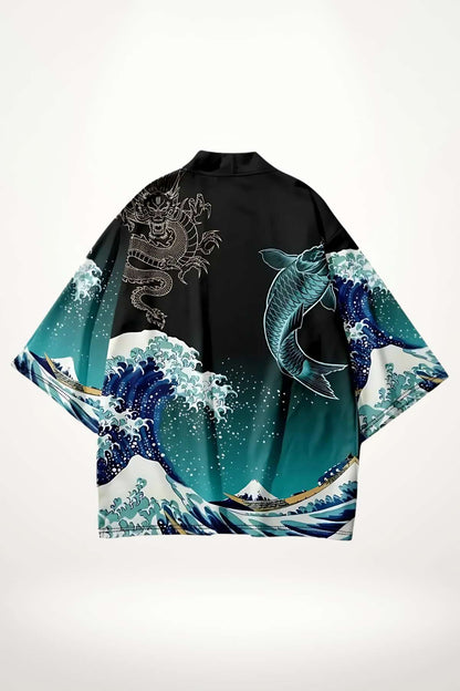 Veste kimono noire ornée de motifs de vagues et de poissons, avec des détails en bleu et blanc