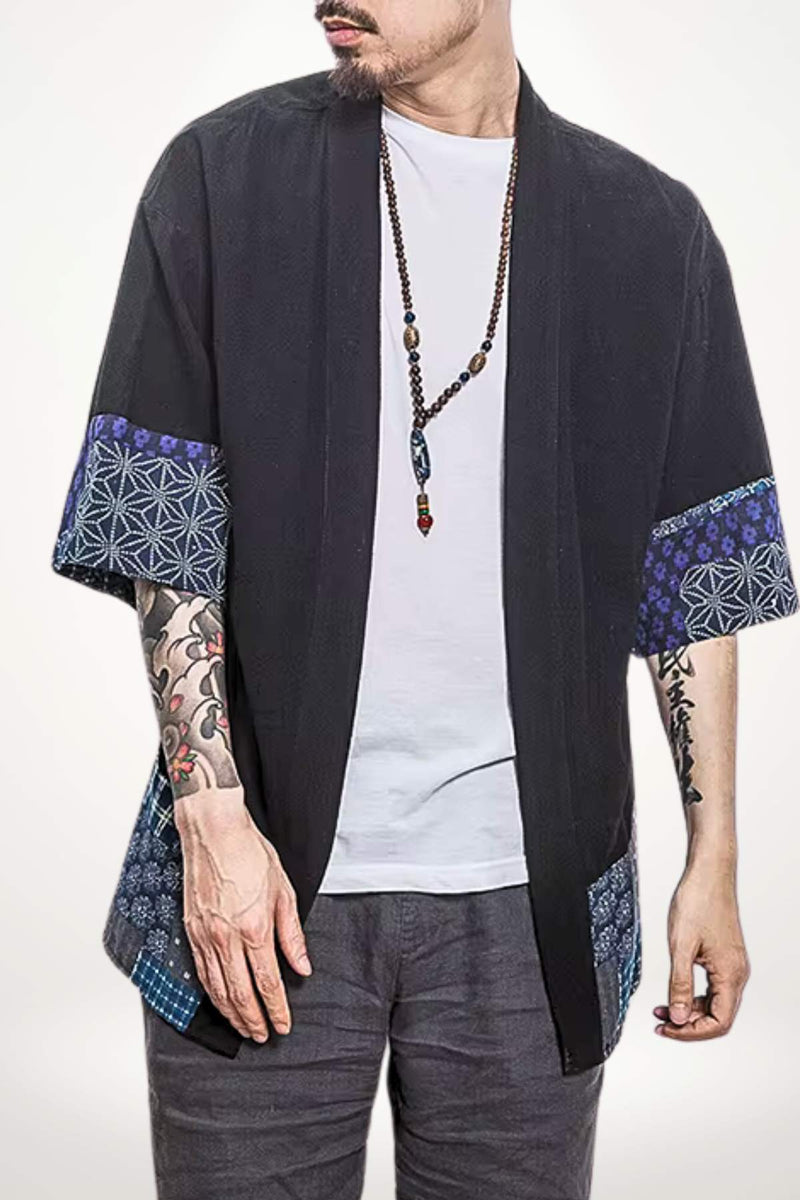 Veste kimono noire avec des manches à motifs bleus et un décor élégant, portée avec un t-shirt blanc
