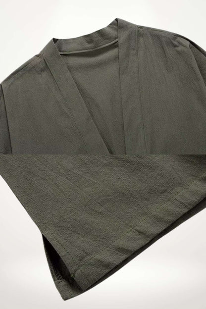 Blazer kimono homme en tissu léger de couleur olive, avec des lignes épurées et une coupe ouverte
